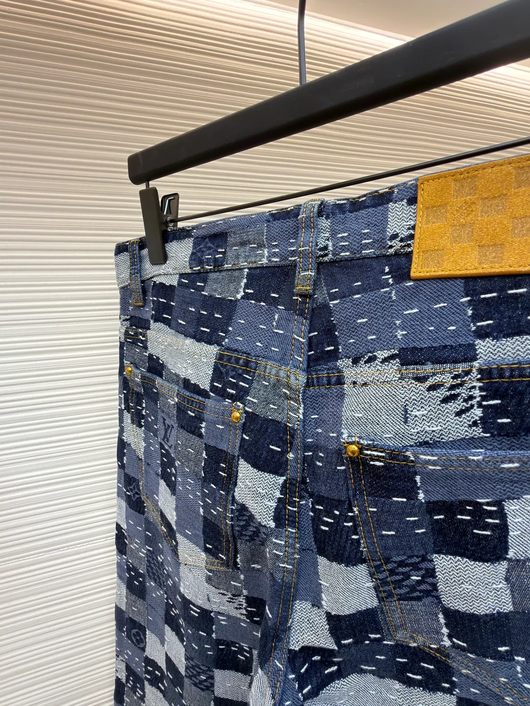 LOUIS VUITTON Nigo co-branded jacquard checkerboard denim trousers ●Authentic product: purchased and developed at 17600 ●Item number: 1680494-B55 ●Material: denim fabric ●Technology: jacquard production ●Version: fitted version ●Weight: about 870 grams ●Size: 28-30-32-34-36 ●Description: This skateboard jeans is from Pharrell The 2025 autumn and winter series collaborated by Williams and Nigo is made of 100% cotton fabric, which combines comfort and durability. The design cleverly incorporates the brand's iconic Damier plaid elements, paying tribute to traditional Japanese patchwork techniques through unique patchwork techniques. The trousers are cut in a classic five-pocket jean style, with pearlescent button placket and rivet embellishments at the front for refined details. An all-over logo jacquard accentuates the brand's identity, while a nubuck leather label adds a premium touch. The overall wiring is straight and delicate, the fabric is comfortable and soft, and the color is consistent without color difference. It can be matched with the same style to create a fashionable look and control various occasions. Customized accessories, complete with three standards, same style for men and women!